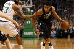 雷速体育app-凯尔特人力克雄鹿，詹姆斯点燃赛场