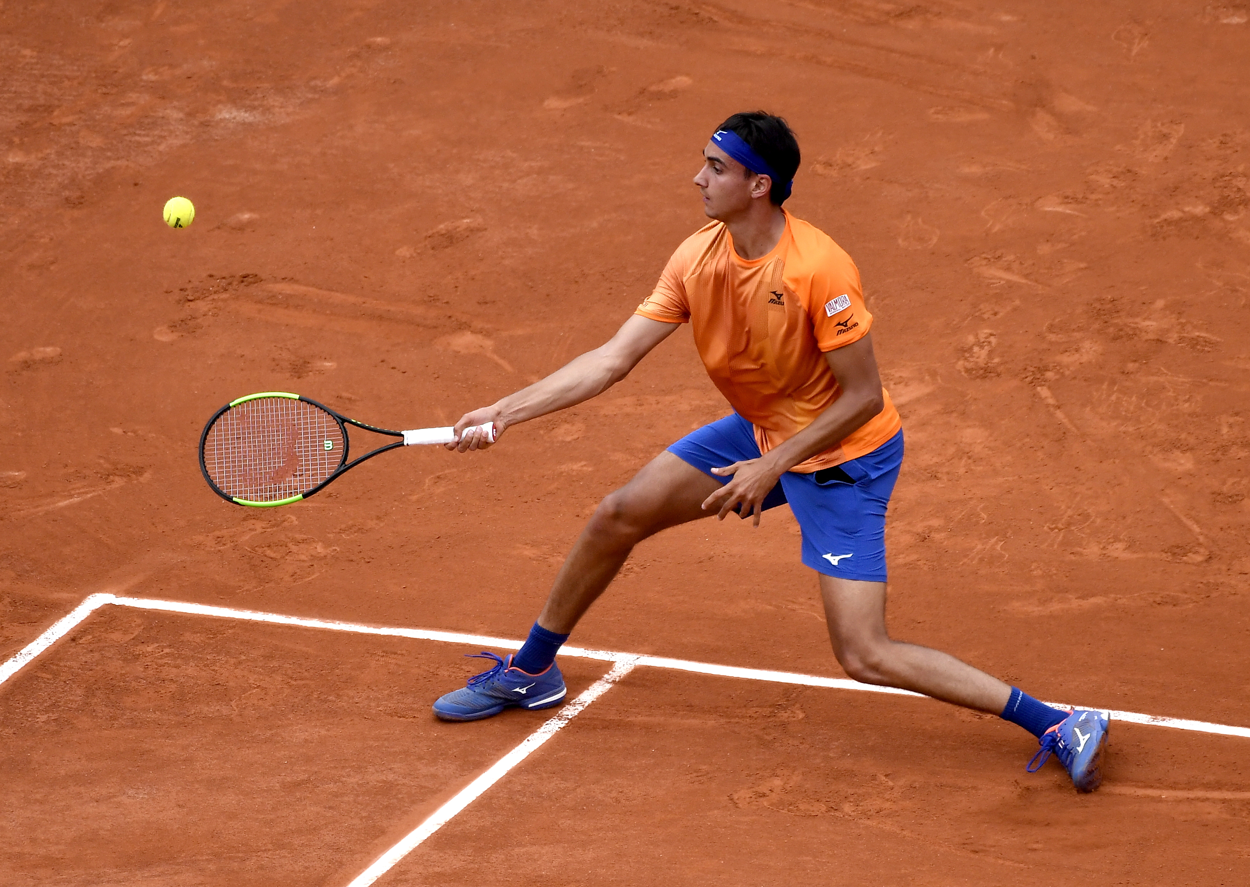 西班牙网球队险胜日本网球队，费德勒制霸全场的简单介绍