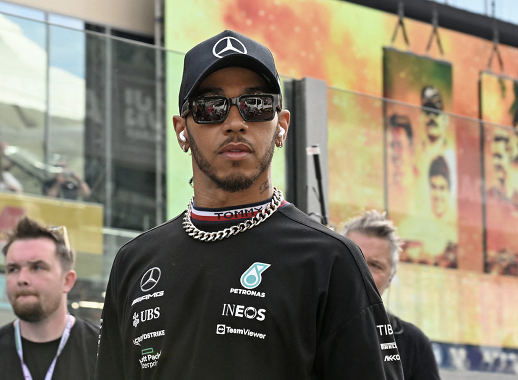 雷诺车队险胜梅赛德斯，汉密尔顿状态火热